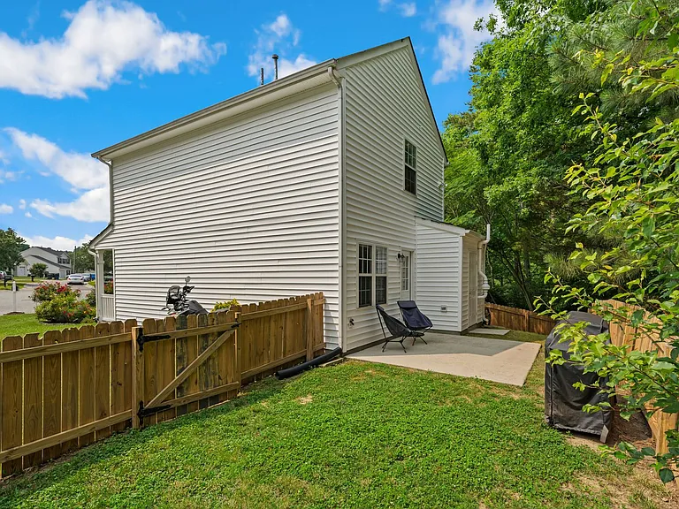 419 Gladstone Dr — Photo 13