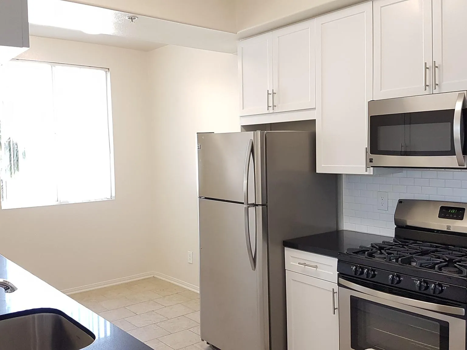 1581 S Barrington Ave — Photo 4