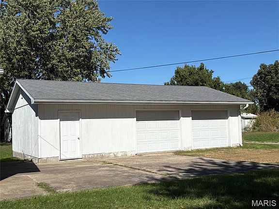 5th image of 902 Prairie St
