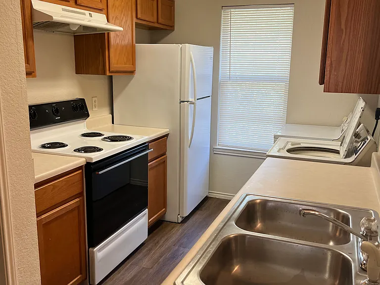 411 Creek St — Photo 8