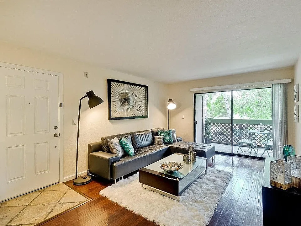 2 bed, 922 sqft, $3,200 — Photo 2