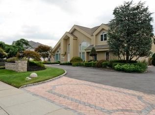 3 Shannon Dr, Woodbury, NY