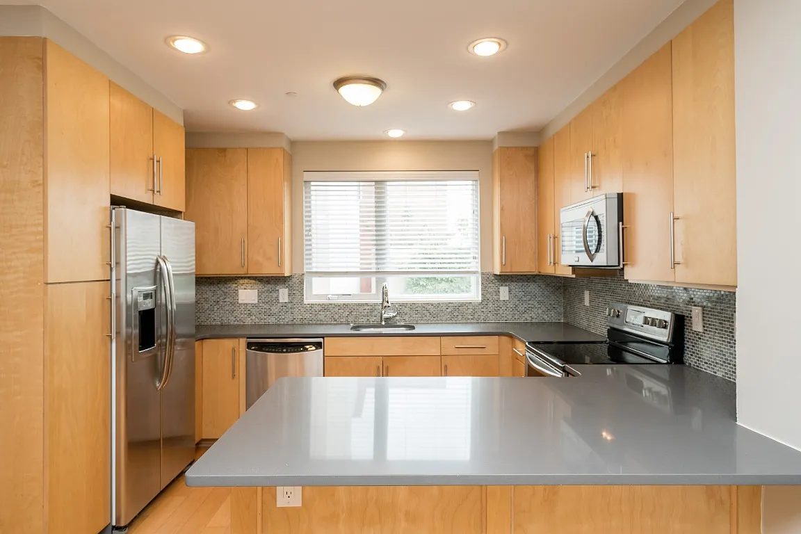 Large Modern Kitchen - 211 Brown St #12
