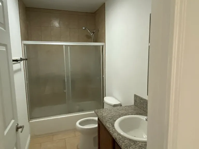 1135 W 39th Pl — Photo 4