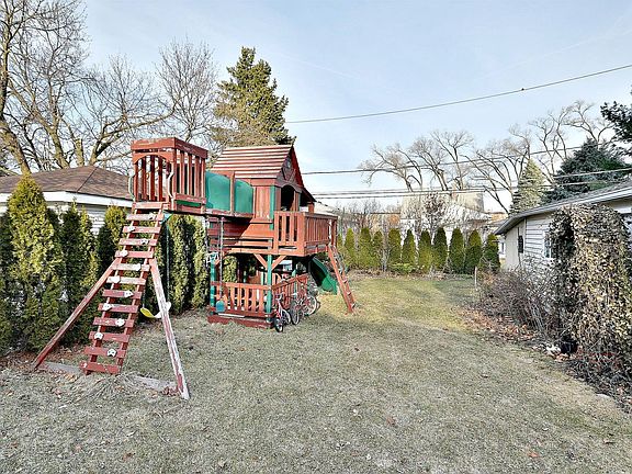 5th image of 1879 Ash St