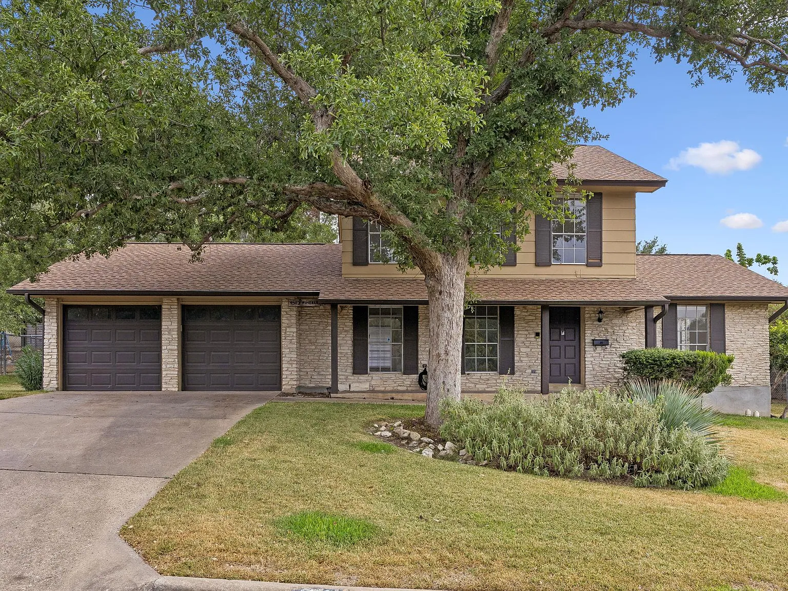 4 bed, 2.0 bath, 1932 sqft, $4,990 — Photo 2