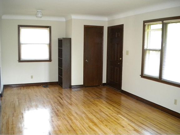 4th image of 2693 Chippewa Ave