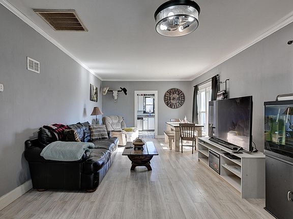 4th image of 305 Bartlett Avenue