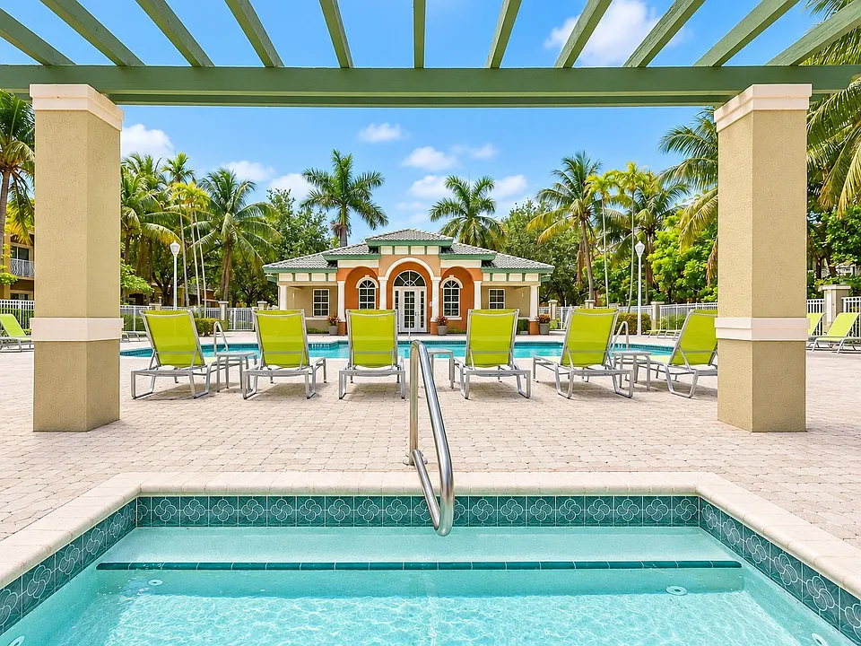 Quantum Lake Villas Apartments