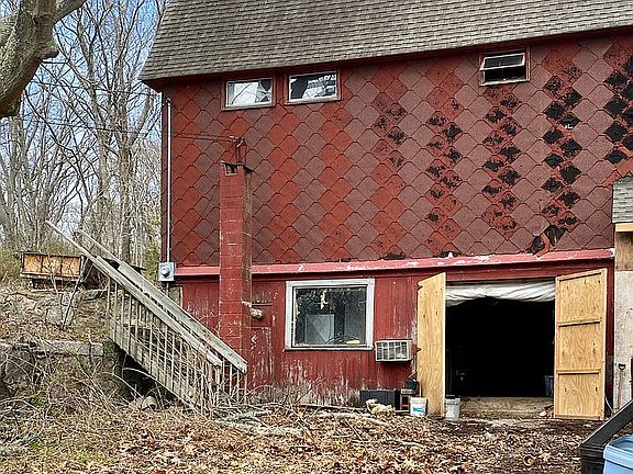 5th image of 25 Twin Hills Dr