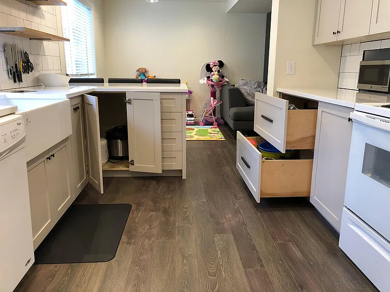Large pull out drawers for pots/pans and corner cabinets for small kitchen appliances