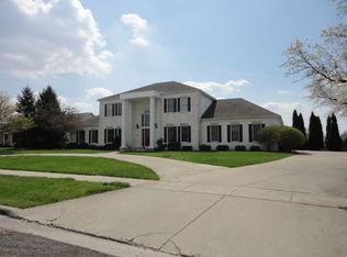 13 Smokey Ct, Bloomington, IL