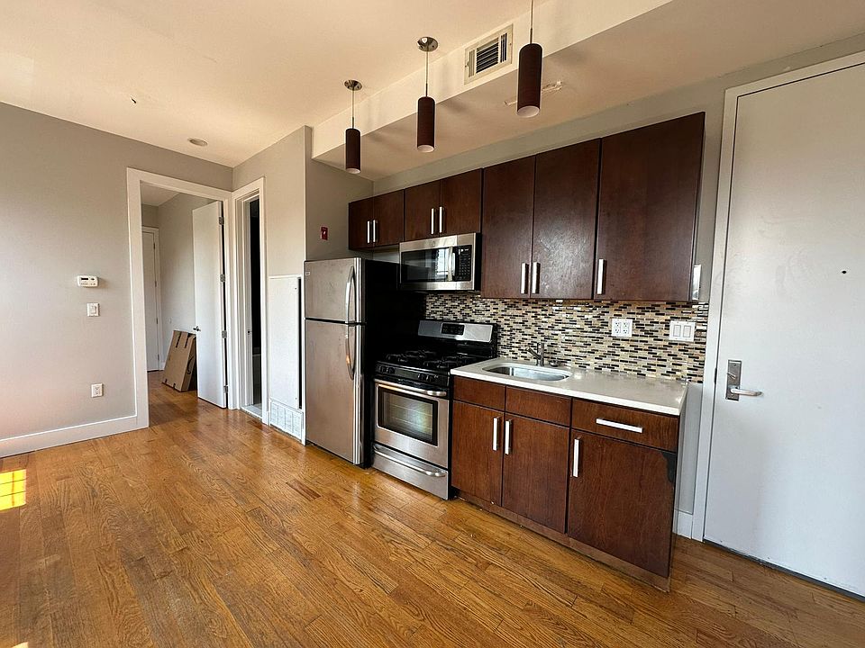 1st image of 681 Park Pl #3