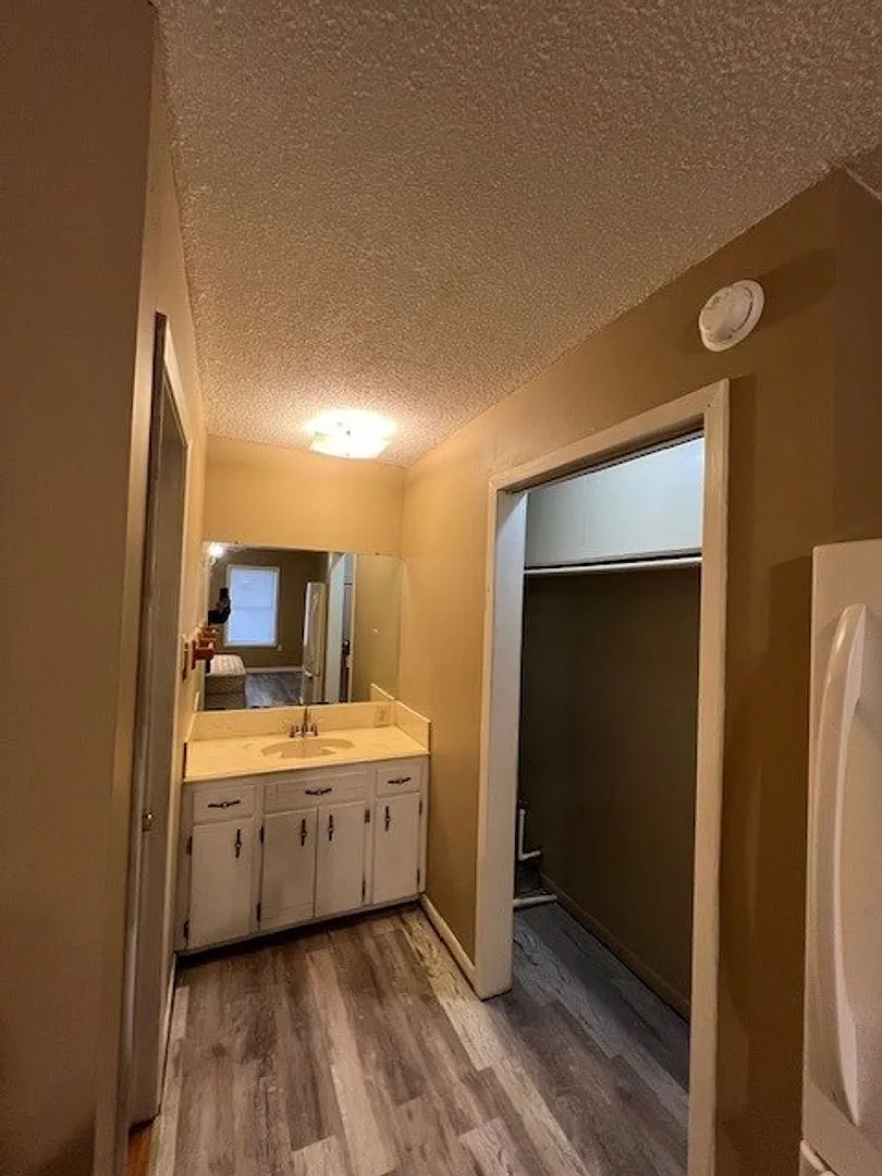 Cute Fully Furnished Efficiency Apartment Located in Sulphur — Photo 4