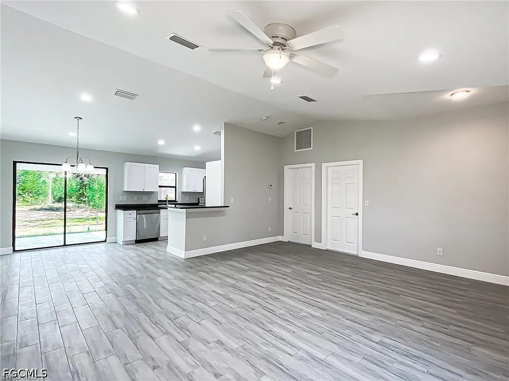 3 bed, 2.0 bath, 1204 sqft, $2,000 — Photo 3