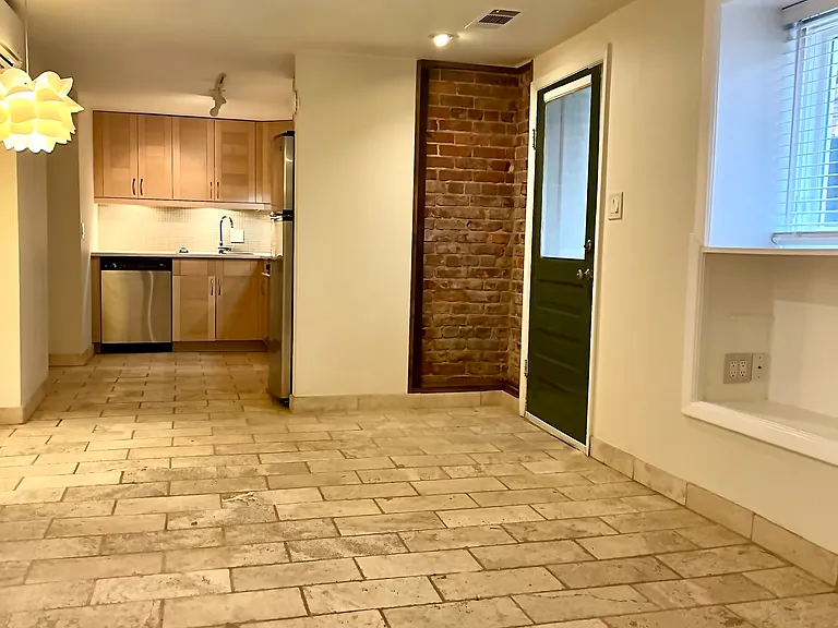 324 4th St NE #C — Photo 5