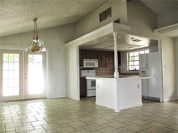 2nd image of 8861 Oak Cir