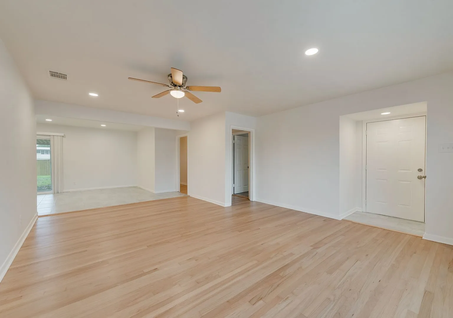 A must Updated Dallas home located in Casa View Oaks! — Photo 4