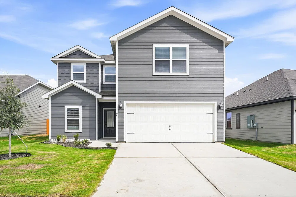 5 bed, 2.5 bath, 2504 sqft, $2,595 — Photo 1