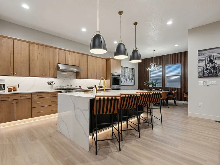 Fully Stocked kitchen and dining room for 8.