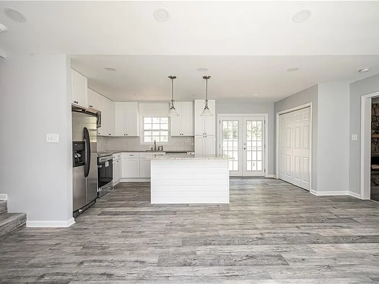 405 Concord Woods Dr SE — Photo 2