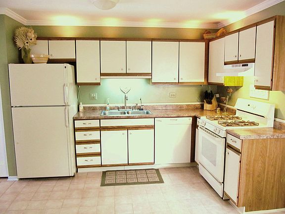 4th image of 327 Farmhill Cir