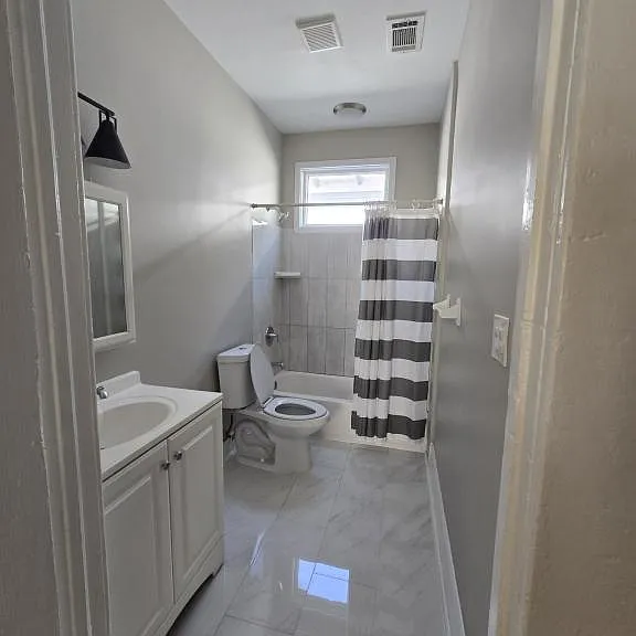 653 E Henry St — Photo 2