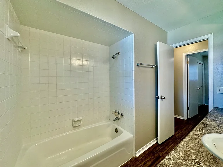 1006 Richmond St — Photo 17