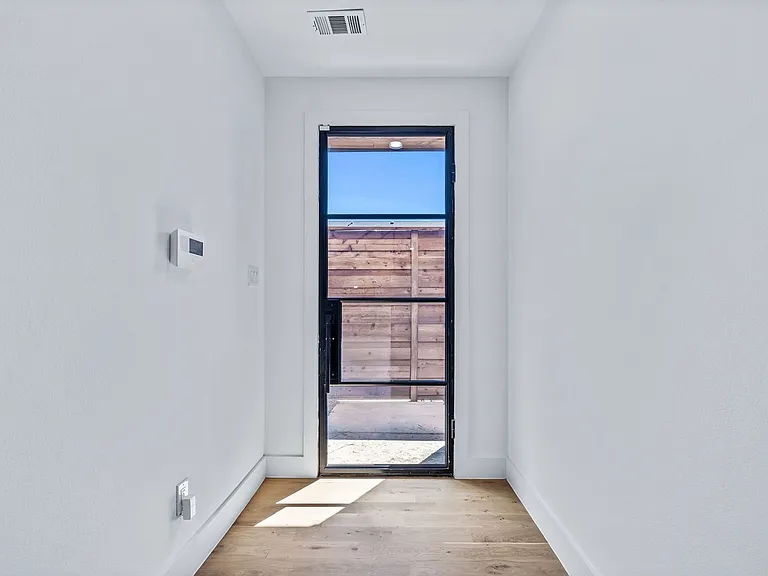 410 Avenue L #B — Photo 3