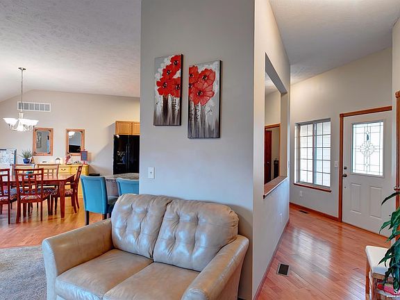 4th image of 819 Joanie Ln