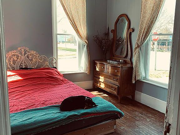 Main bed natural light 