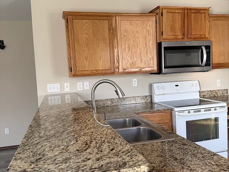 202 Foxglove St — Photo 12