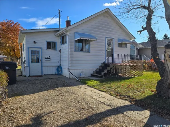 124 10th STREET, Weyburn, SK S4H 1G9