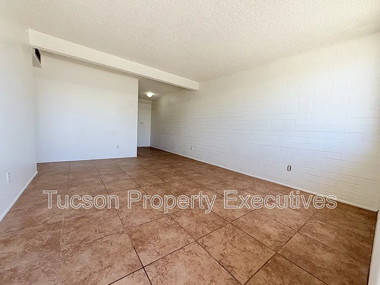 4239 E Lee St — Photo 7