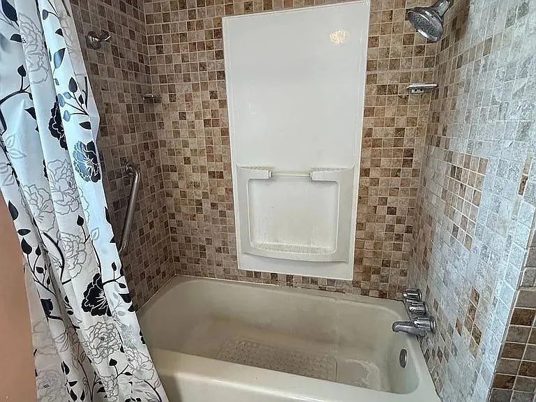 208 1/2 E Cherry St #1 — Photo 9