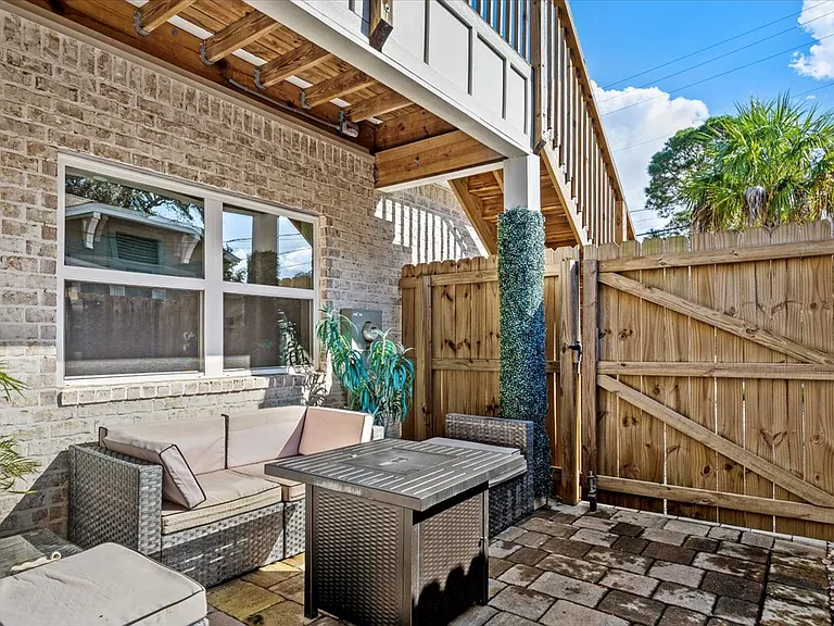 1520 E Gonzalez St #A — Photo 26