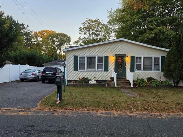52 Lafayette Avenue, Lake Grove, NY 11755