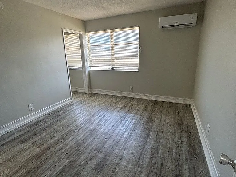Bellagio Apartments — Photo 28