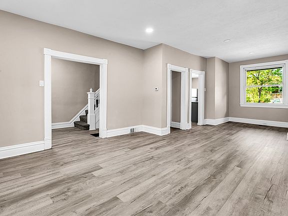 5th image of 1021 Valonia St