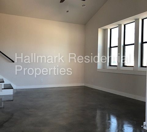 3rd image of 1134 N Olive St