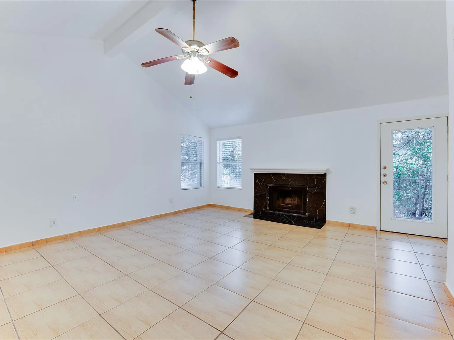 1 bed, 1.0 bath, 528 sqft, $1,000 — Photo 2