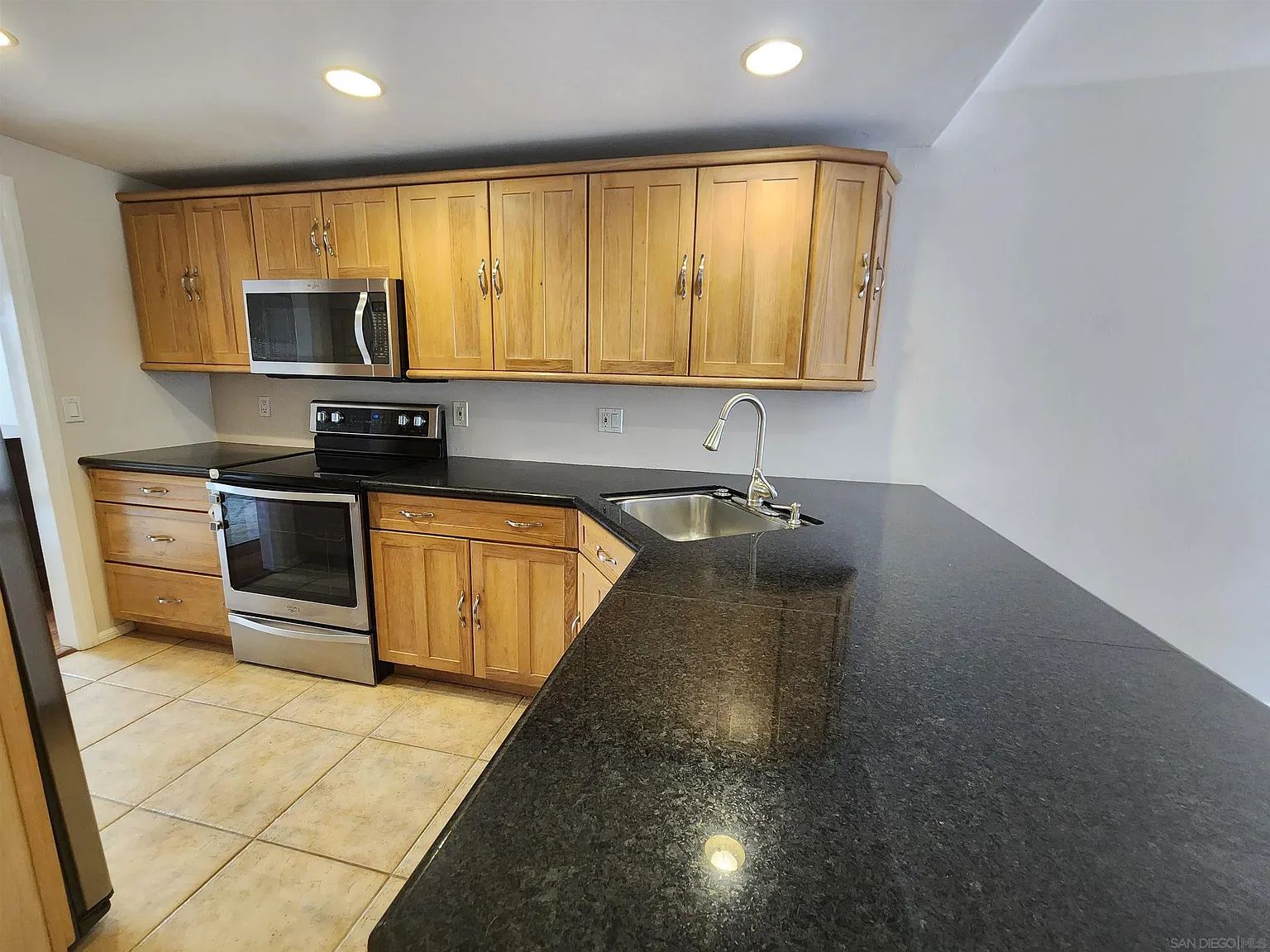 4 bed, 2.5 bath, 1824 sqft, $6,000 — Photo 4