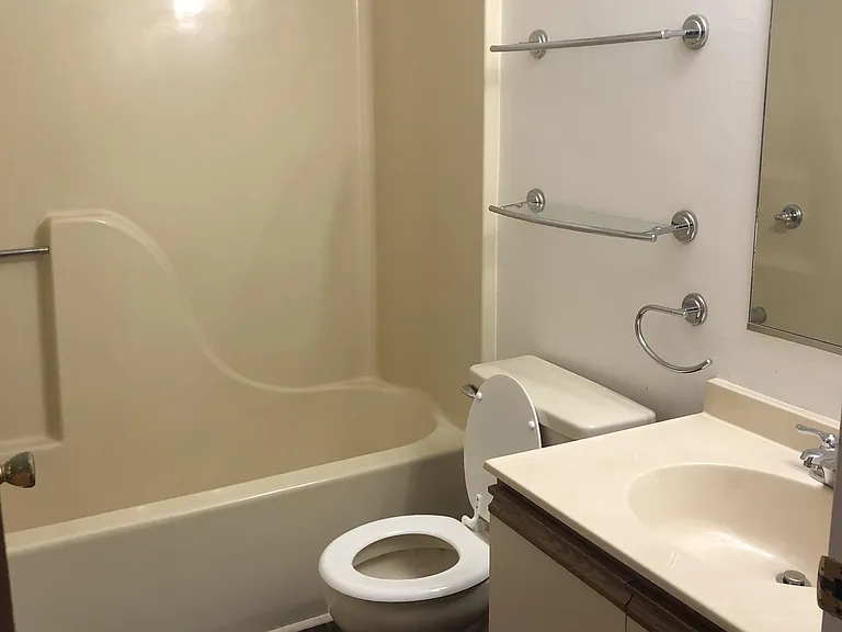 Upper-Level Full Bath