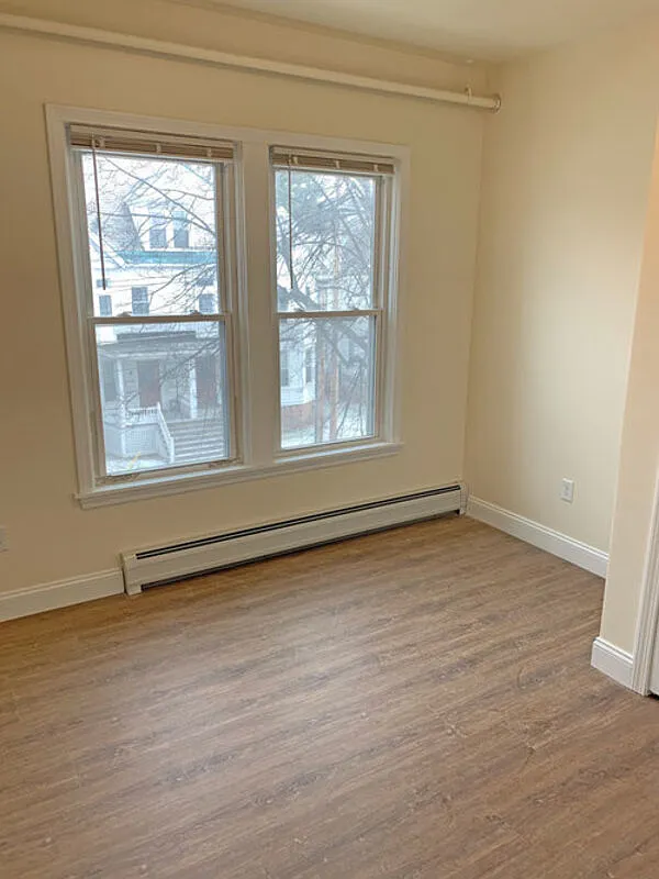 4 bed, 1.0 bath, $4,680 — Photo 4