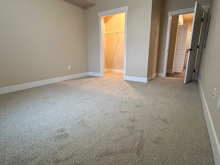 812 SQ. FT. 1 bed 1 bath
Ground floor
Bedroom and walk-in closet
