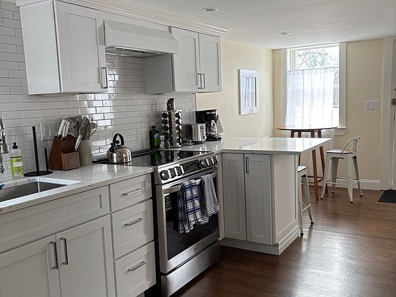 3rd image of 5 Lexington Rd