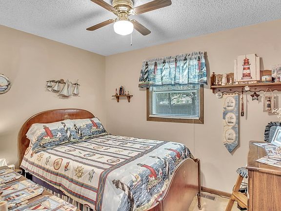 3rd image of 707 Crescent Dr