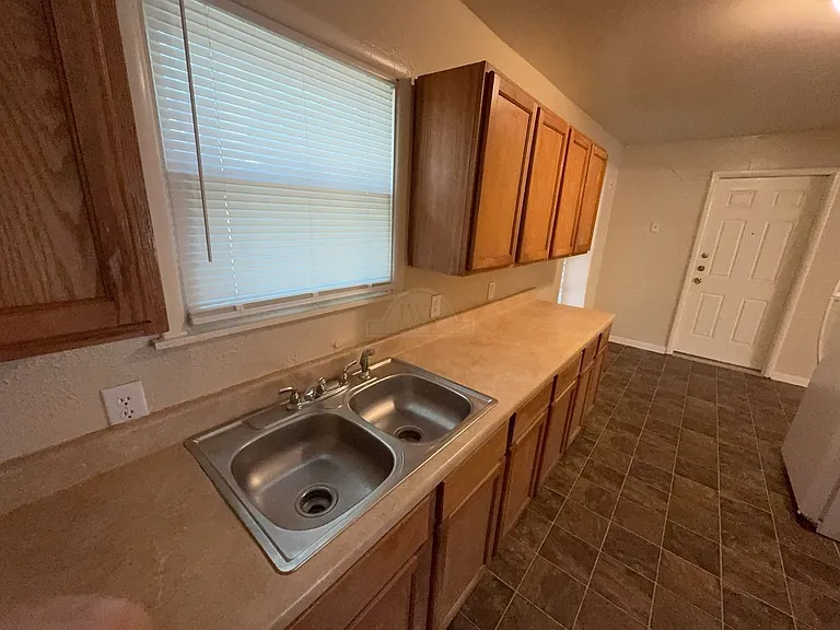 408 Allen St — Photo 9