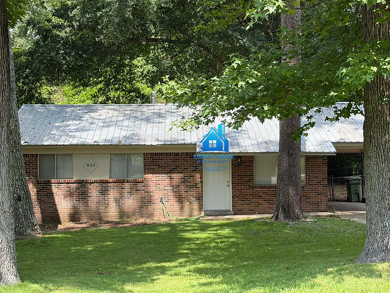 839 Englewood Dr — Photo 1