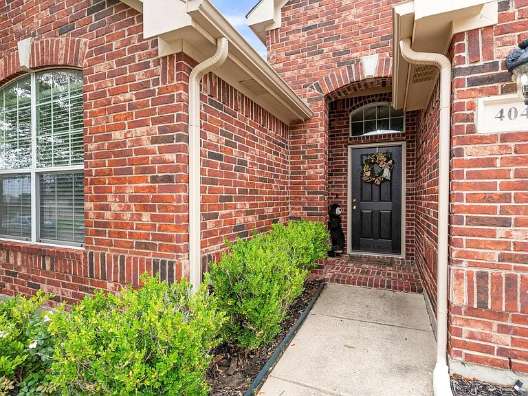 404 Dartmoor Dr — Photo 3